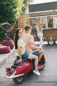 幸福的情侣坐在街上食品卡车附近图片