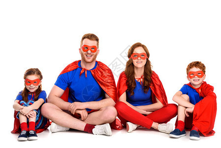 欢乐的超级英雄家庭坐在一起笑着微图片
