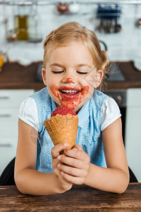 可爱的快乐的孩子吃着美味图片