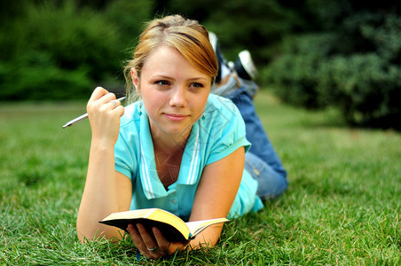学生在公园阅读背景图片