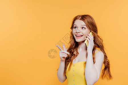 美丽的笑着的红发女孩用手指对着指图片