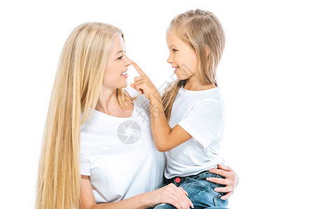 幼前女儿微笑和触摸着母亲的鼻子图片