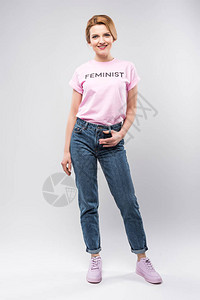 穿着粉红色女权运动者T恤的美丽微笑图片