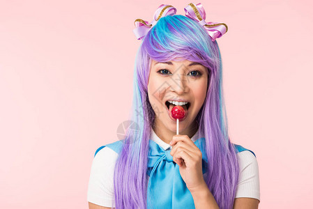 戴假发的亚里安小白鼠女孩快乐吃着被粉红色隔图片
