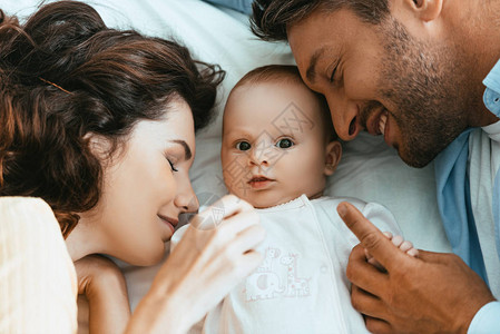 双眼闭着眼睛躺在可爱的婴儿旁边图片