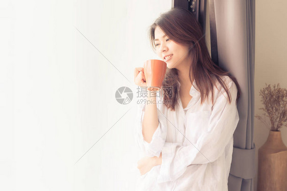 清晨在窗边喝咖啡时笑着微笑Y图片