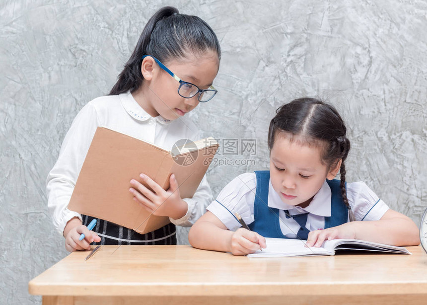 小老师看学生在课堂上做作高清图片下载-正版图片503387942-摄图网