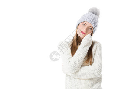 穿着毛衣和编织帽的有吸引力的年轻女孩孤图片