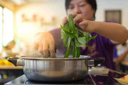 亚洲女在烹饪食物时图片