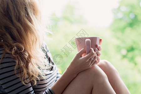 平和的女人在家休息喝茶或咖啡图片