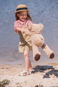 快乐的小女孩与泰迪图片