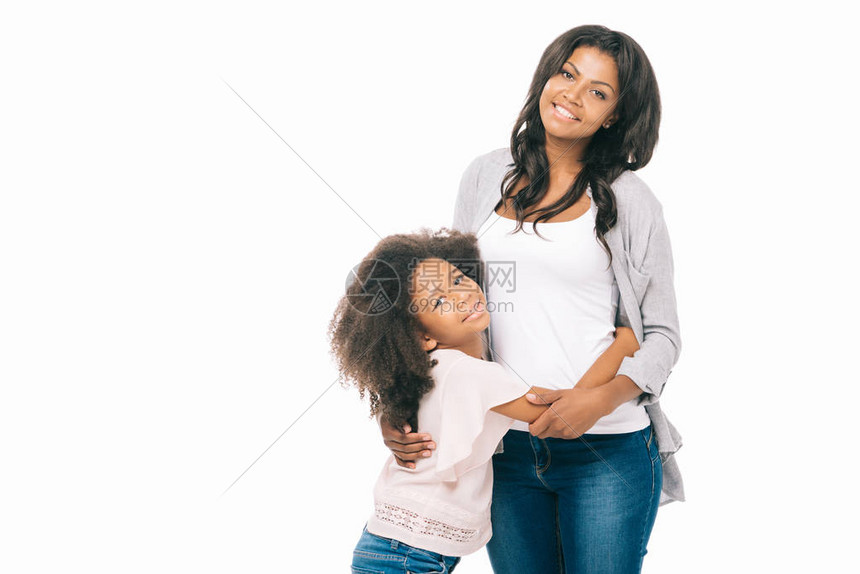 美丽的幸福的非洲母亲和女儿站在一起图片