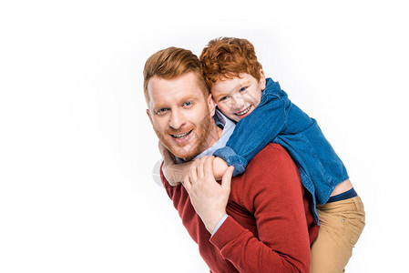 喜悦的红发父亲和儿子拥抱笑着在镜头中被高清图片