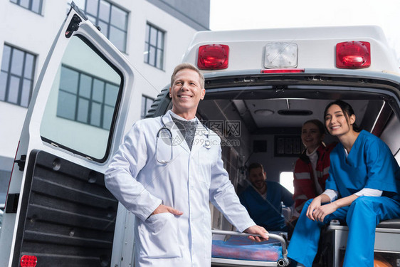 带着工作车微笑的医护人员团队图片