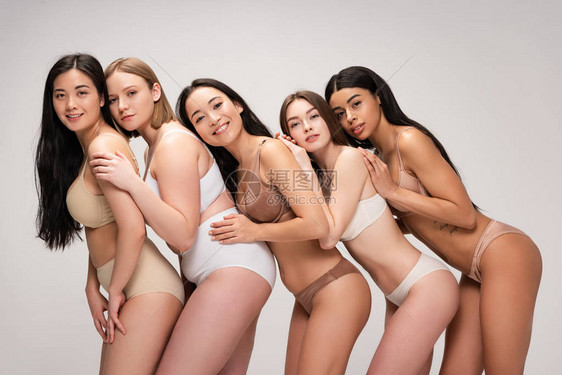 五个快乐的年轻多族裔妇女穿着内裤图片