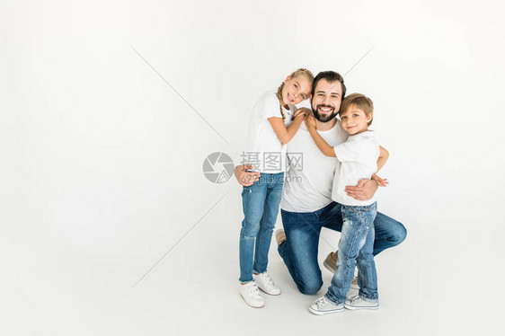 美丽的父亲和孩子微笑和拥抱图片