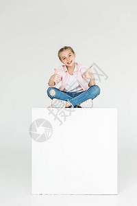 可爱的快乐的小孩坐着图片