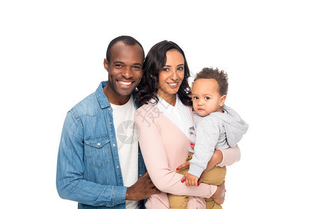带着一个孩子笑着微笑的非洲家庭快乐图片