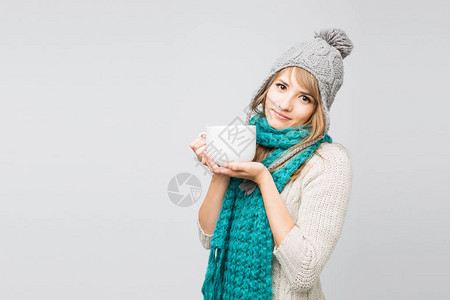 身穿编织帽和蓝围巾的快乐年轻女子图片