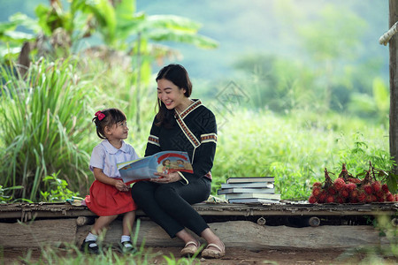 母女一起读书这是在亚洲苗族人的家庭生图片