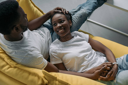 快乐的非洲年轻美裔夫妇在家共度时光的高角度视角图请访问InfoFricanFi图片
