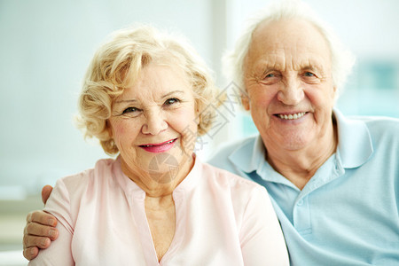 微笑的老人们享受在一起共图片