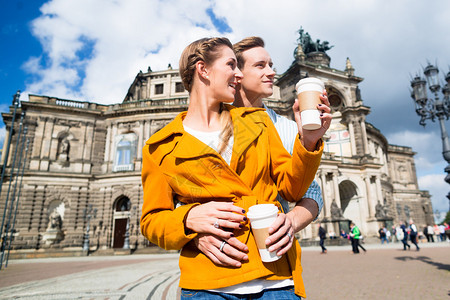 在德累斯顿的Semperoper旅游夫妇与咖啡一图片