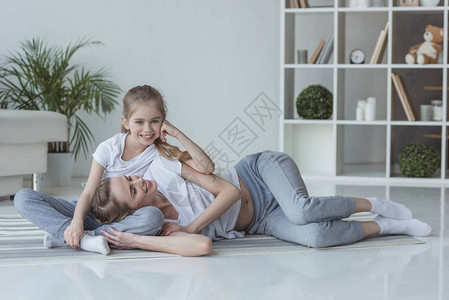 快乐的母亲和小女儿在家里一图片