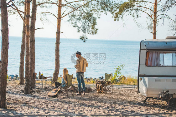 嬉皮夫妇在海边的拖车图片