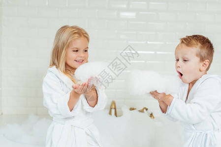 穿着浴袍的可爱小孩在浴室图片