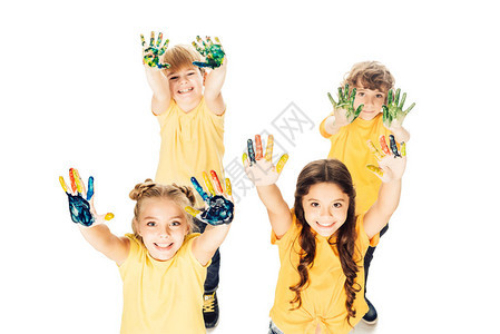 喜悦儿童用涂漆手举微笑的高角度视角图图片