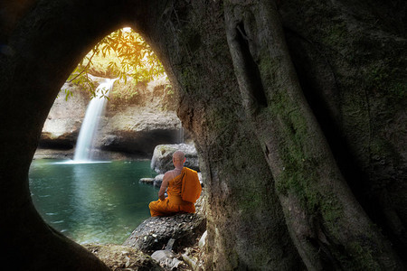 佛和尚在瀑布练习冥想图片