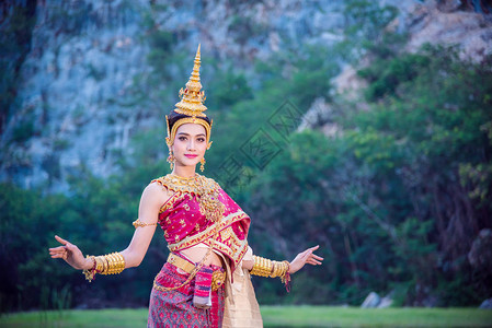 身着泰国古老传统服装的美丽的亚洲女在图片