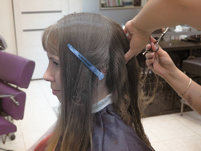 图片显示理发师拿着剪刀和梳子近身理发师图片