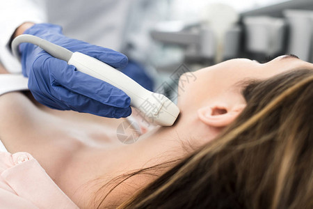 检查诊所进行超声波扫描的女病人背景图片