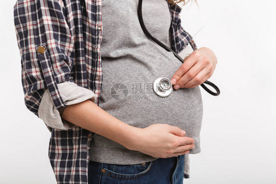 孕妇用在白色上隔离的听诊器监图片