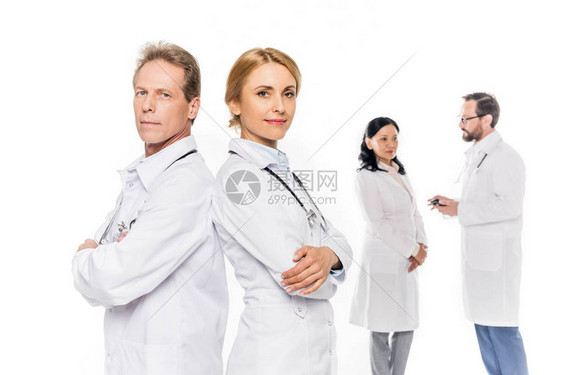 身穿有自信的白色大衣的医生站着图片