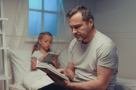 父女在卧室看书图片