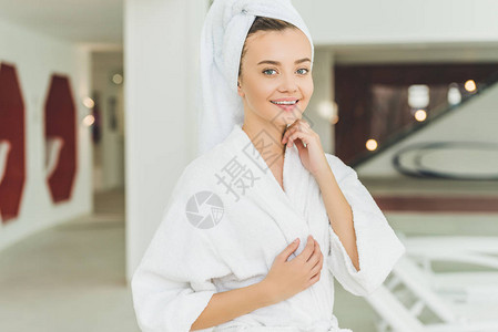 穿着浴袍的年轻美女和在温泉沙图片