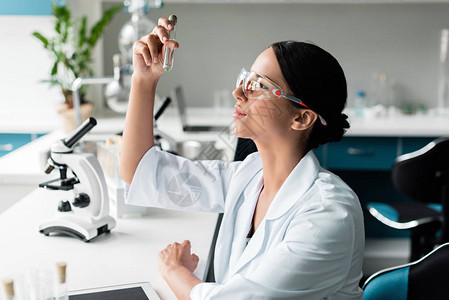 保护眼镜和实验室白衣检查试管中年轻化学图片