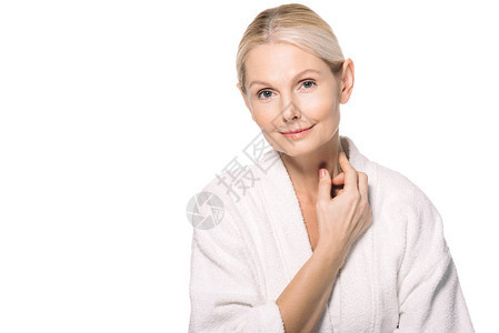 穿着浴袍的成熟女人微笑着抚摸被白色隔离的脖子图片
