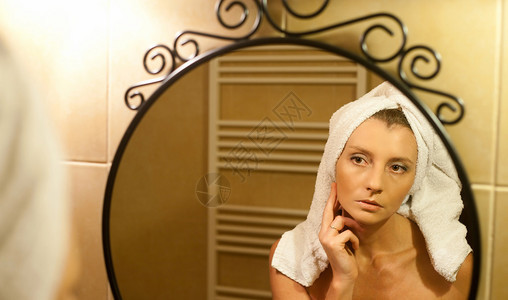 中年妇女洗完澡后在浴室镜图片