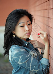 靠近墙的亚洲女人的肖像图片