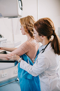在X射线机上为妇女进行乳腺造影检查做准备图片