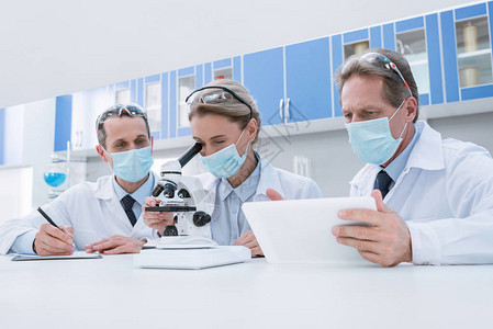 实验室大衣和无菌面罩的医生图片