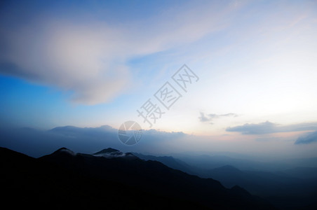 非常陡峭的山峰迷雾非图片