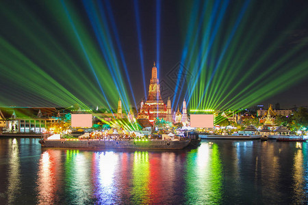 曼谷新年倒计时照明效应和在泰国曼谷WatArun寺夜图片