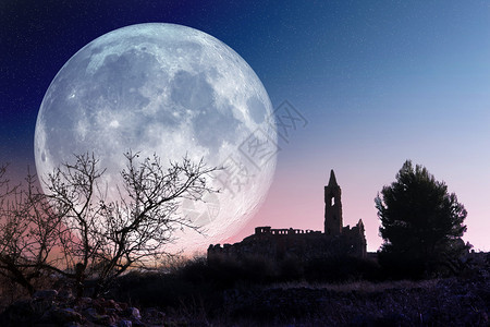 满月与教堂的神秘景观图片
