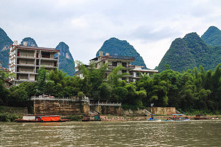 兴平市喀斯特山峰背景下风景秀丽的漓江岸边的多层图片