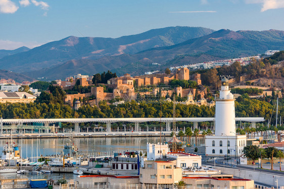 马拉加西班牙城镇风景与灯塔图片